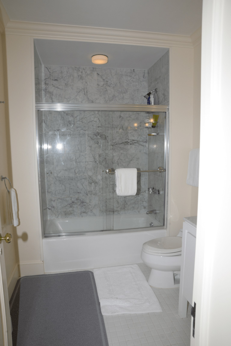 Salle de bain contemporaine — Gunlu Carrelage, artisan carreleur à Alès